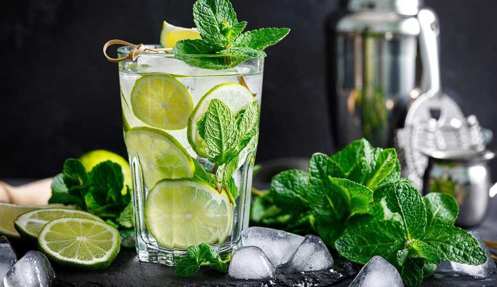 Mojito tradicional é destaque refrescante no menu de drinks do